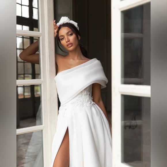 New wedding dress. Never worn. Size 8 which fits a medium. 150 or best offer - Picture 2 of 3